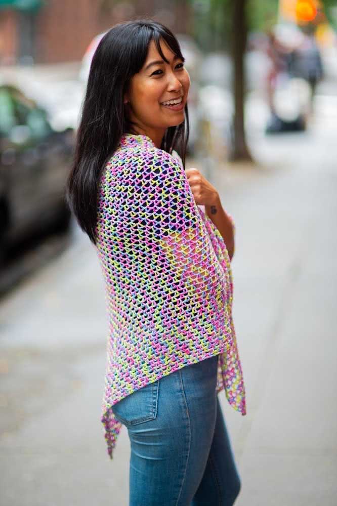 Um xale de crochê super fofo e delicado feito com fio mesclado em candy colors.
