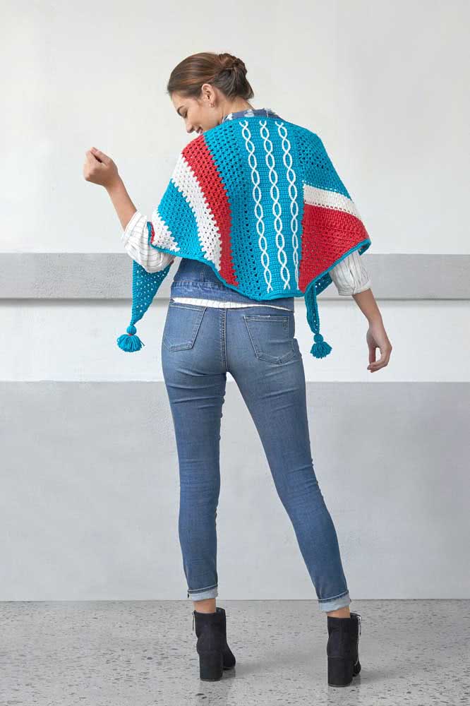 Um xale de crochê com cores vibrantes e vários padrões diferentes para um look bem descolado.