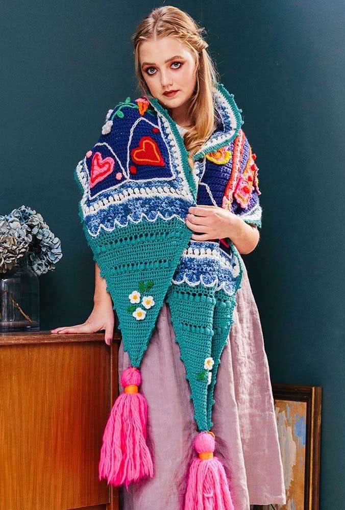 Aposte na criatividade para criar uma peça bem divertida e colorida, como neste xale de crochê com maxi tassel e aplicações de flores e corações.
