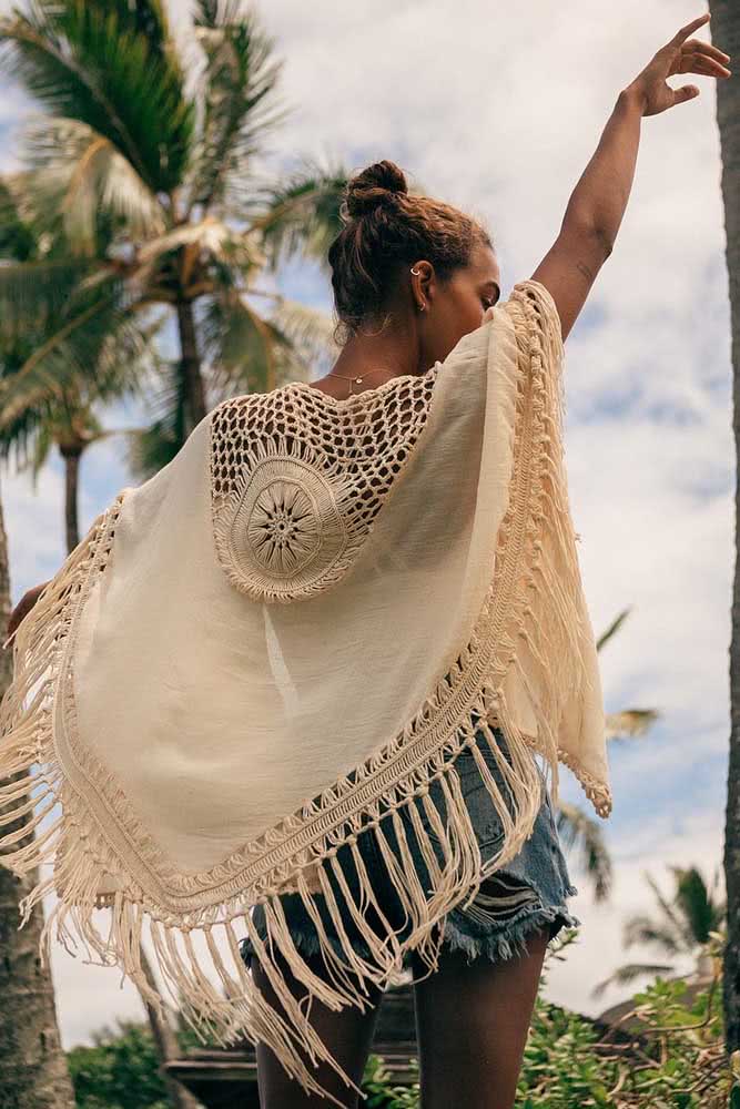 E que tal um xale feito em tecido e crochê? Esta versão cheia de franjas é leve e perfeita para compor qualquer visual boho para o verão. 