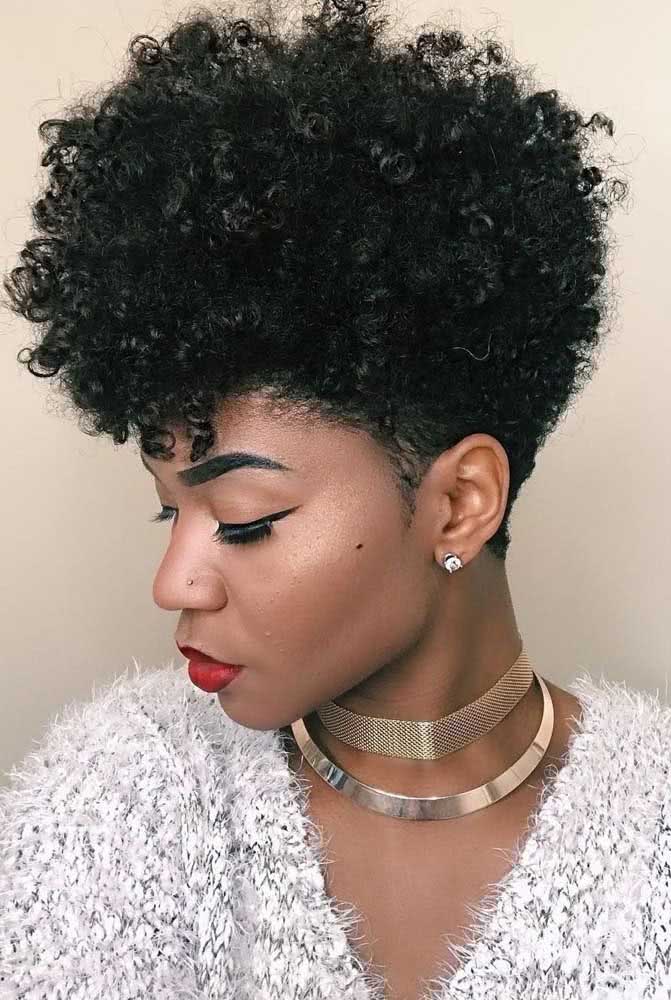 Uma ideia de tapered hair com bastante volume no topo da cabeça e franja reta curta, perfeito para quem gosta de um visual cheio de atitude. 