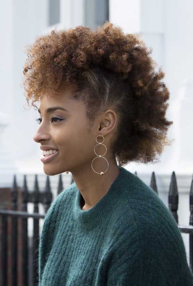 E por falar em atitude, confira este penteado tipo moicano, feito no corte arredondado curto.