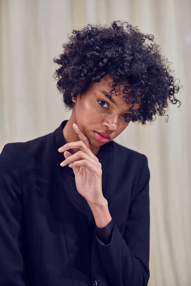 O corte repicado garante um visual leve e bagunçadinho, uma tendência no hairstyling atual. 