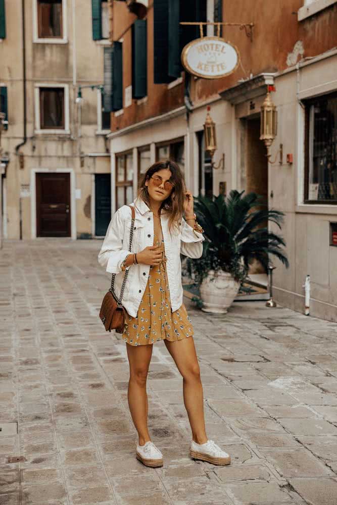 Um look com paleta de verão com vestido, jaqueta e tênis plataforma em branco e laranja.