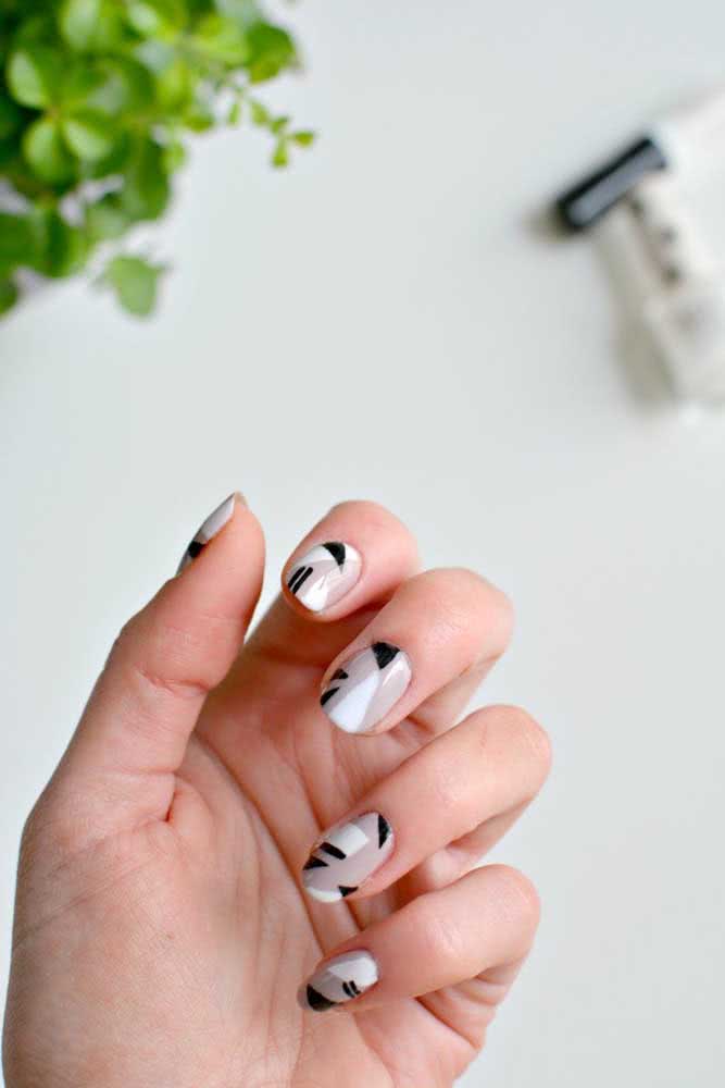 Modernas e descontraídas, as graphic nails são uma aposta certeira quando o assunto é criar unhas decoradas simples e cheias de estilo.