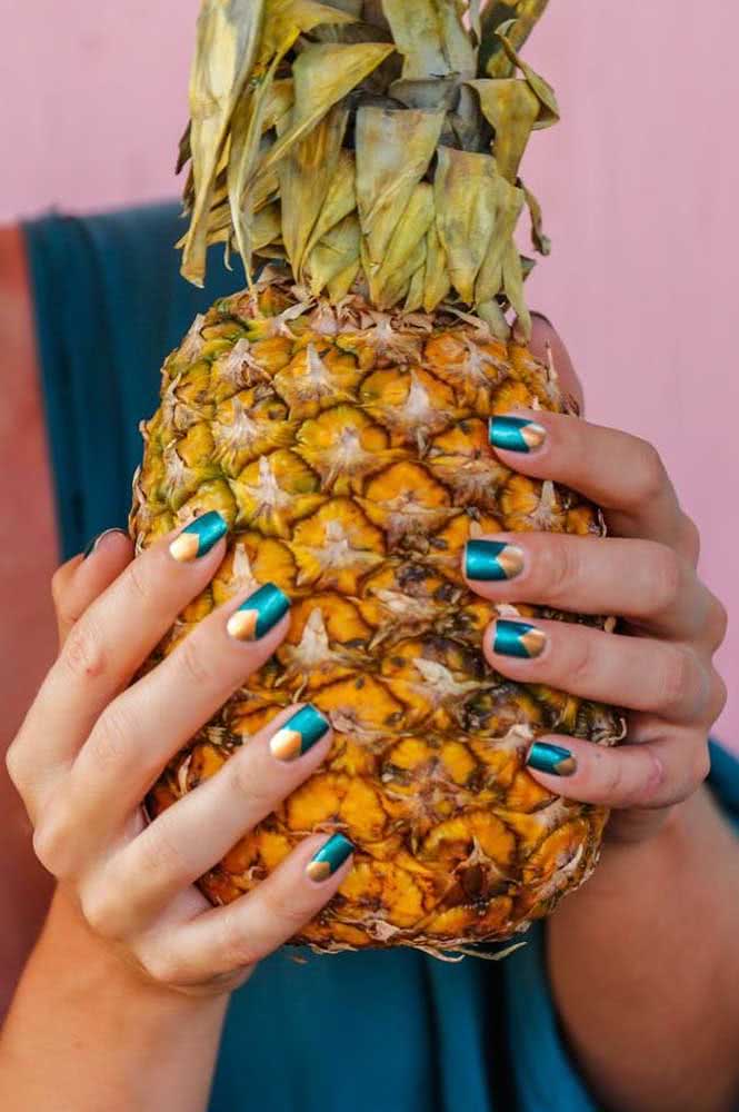 Para criar unhas decoradas simples e, ao mesmo tempo, impactantes, aposte em esmaltes coloridos com acabamento metalizado.