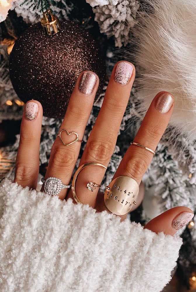 O glitter é outro acabamento fácil de aplicar e perfeito para dar um estilo glam nas suas unhas decoradas simples.