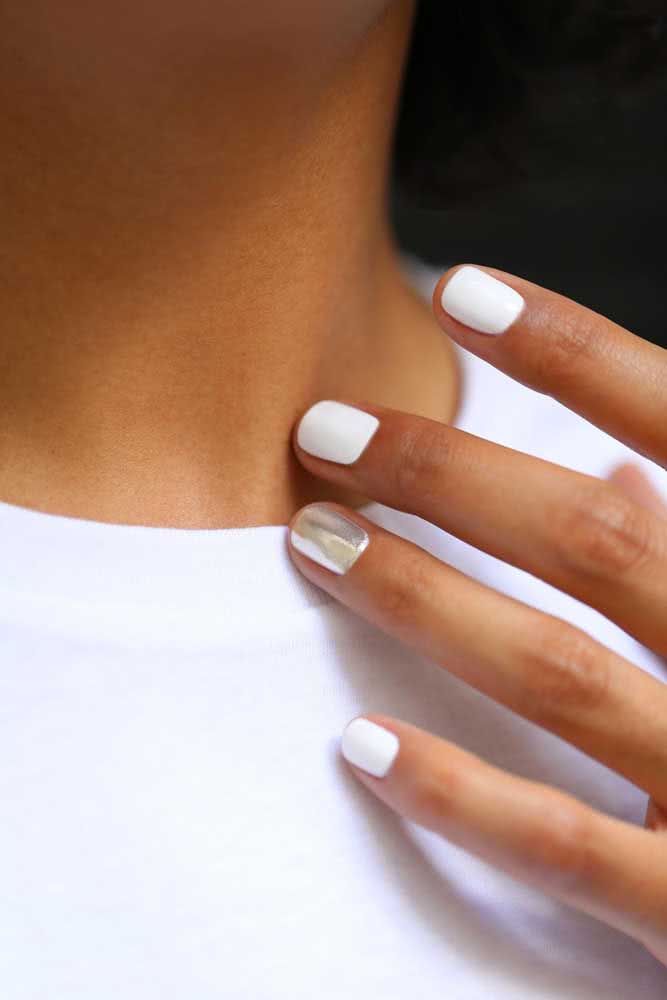 Prefere uma pintura lisa? Dá uma olhada nessas unhas decoradas simples brancas com filha única prateada!