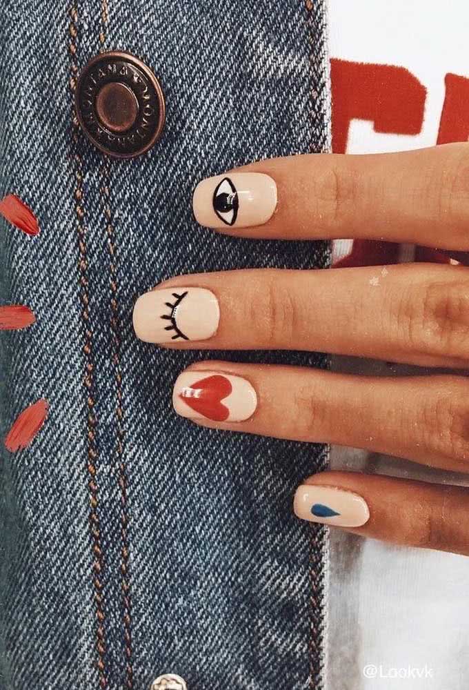 Mas se você quer um visual mais ousado e divertido, aposte em uma composição com desenhos estilizados como estes nas suas unhas.