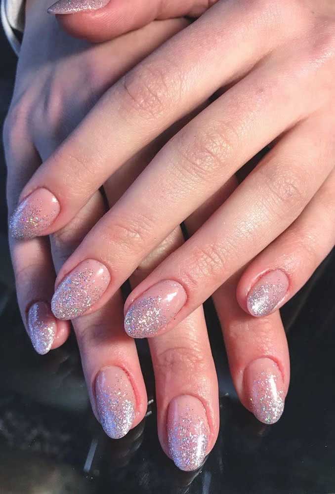 O degradê com glitter é outra tendência da nail art em 2021 perfeita para compor unhas decoradas simples e cheias de estilo. 