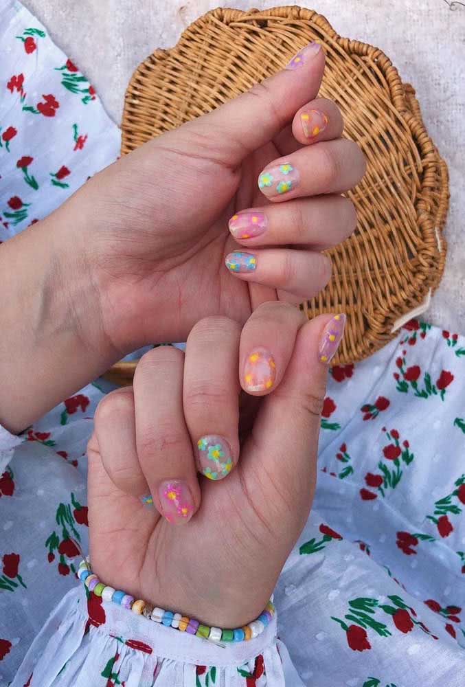 Use a ponta do pincel para fazer as pétalas e os miolos de margaridas coloridas e crie unhas decoradas simples, leves e perfeitas para o clima primaveril.