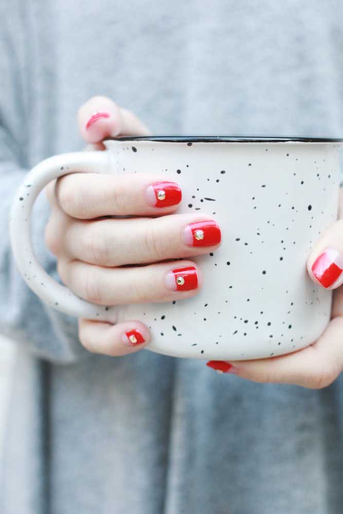 A meia lua vazada é outra tendência da nail art que é muito simples de fazer e fica linda combinada com cores vibrantes e até mesmo pedras.