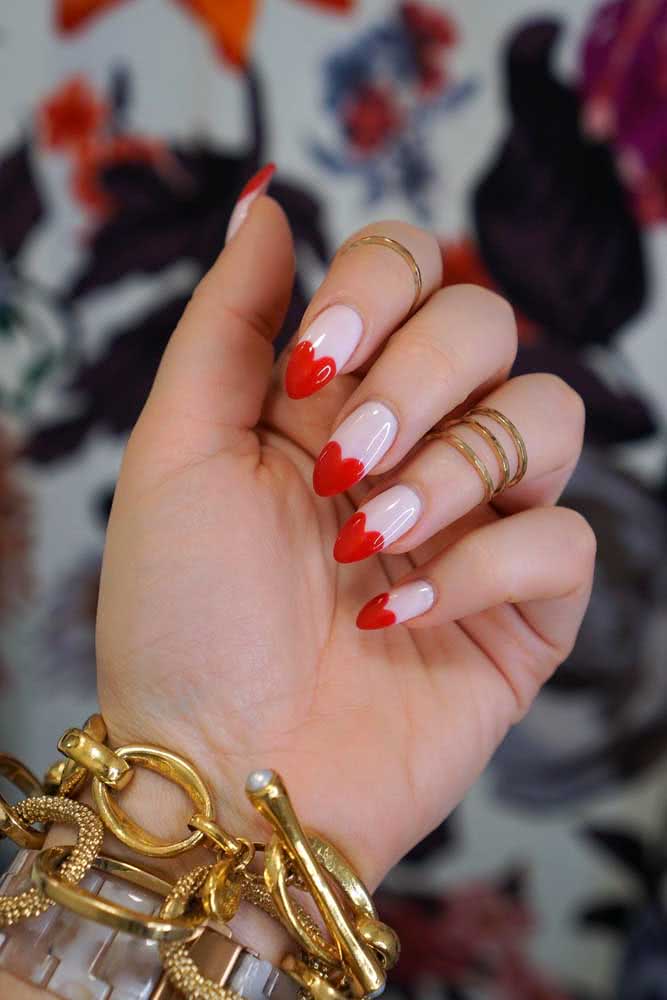 O formato de coração é outra ideia para quem quer apostar na tendência das half nails e usa unhas ovais. 