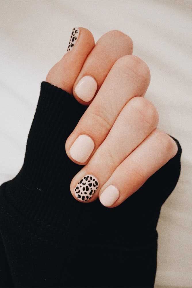 O padrão de oncinha é fácil de fazer - você só vai precisar da ajuda de um palito fino - e fica perfeito para compor unhas decoradas simples.