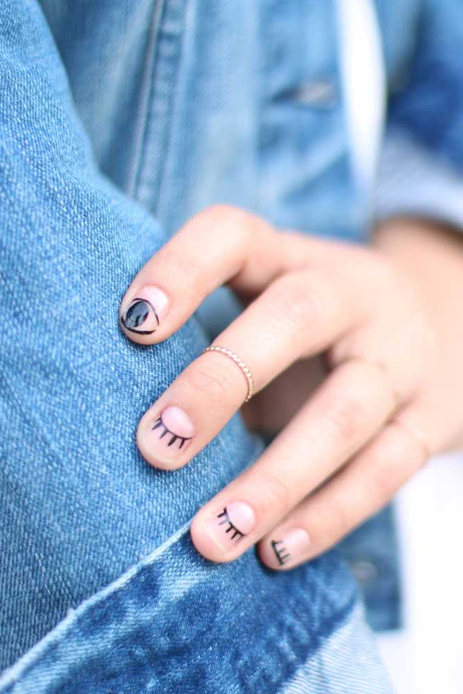 Unhas decoradas simples com desenhos de olhos estilizados fazem uma composição divertida e até mesmo inusitada. 