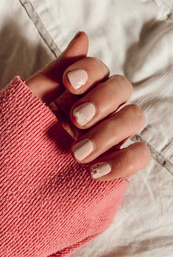 Unhas decoradas simples rosa com desenhos florais em branco e laranja