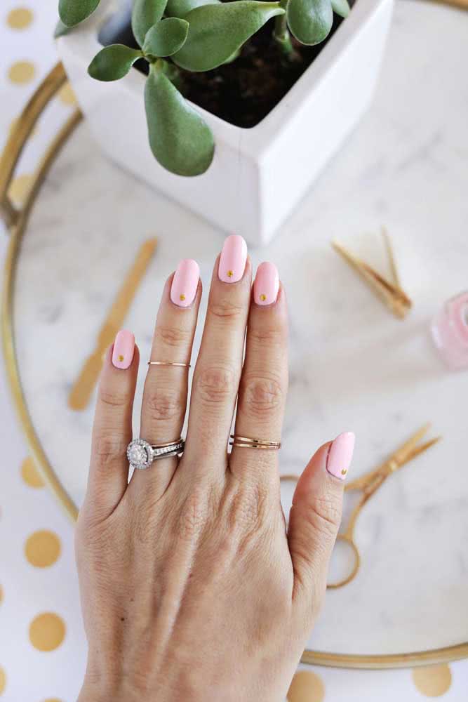 Unhas decoradas simples rosa claro com efeito fosco e pontinhos dourados para usar em qualquer ocasião.