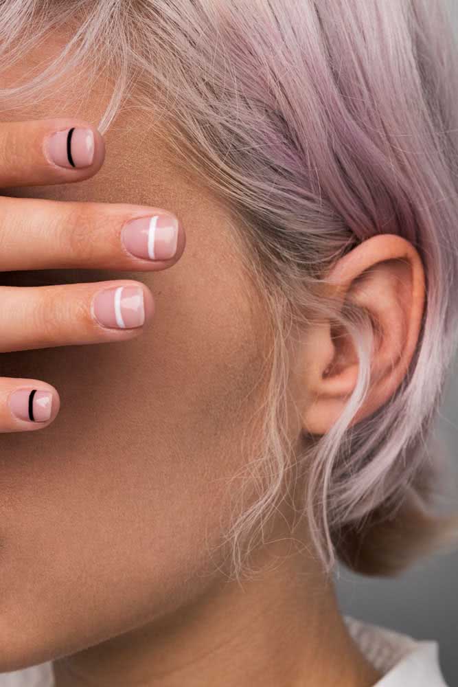 Unhas com esmalte nude ganham um toque a mais com um risco horizontal em cada. 