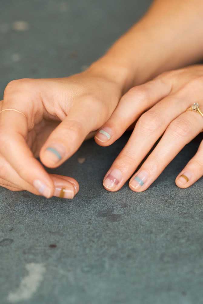 Ou você pode apostar em uma listra horizontal de cor no centro das unhas. 