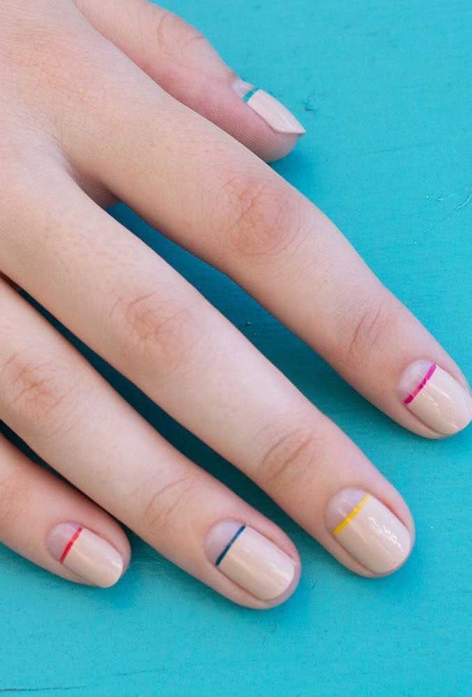 E que tal essa ideia com ¾ das unhas pintadas de bege com linhas retas coloridas delimitando o espaço?