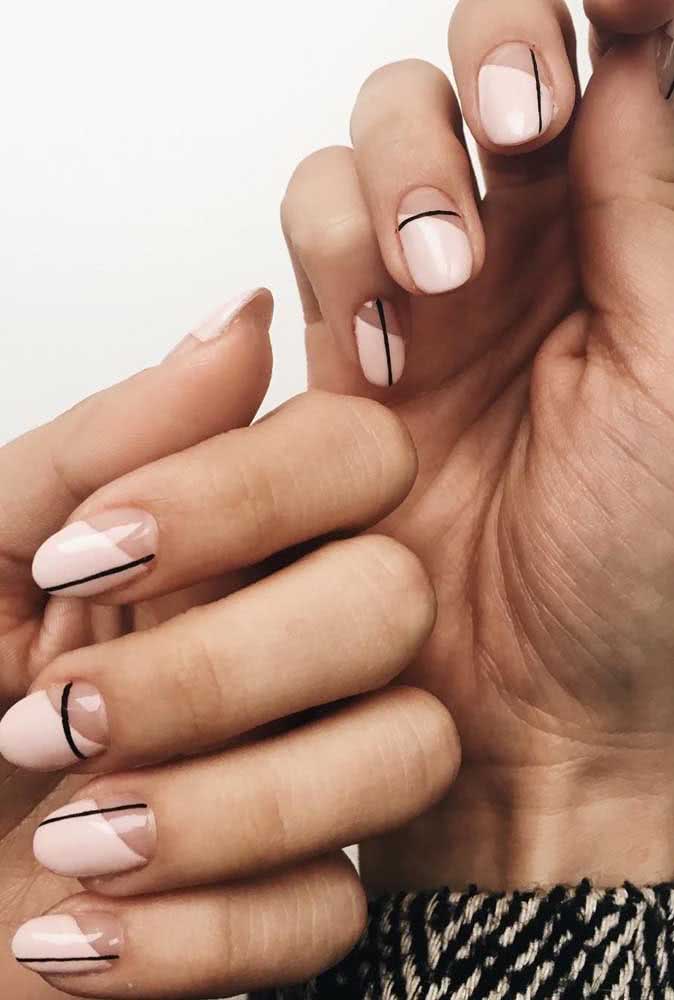 As linhas retas também ganham destaque em preto nesta composição dividida entre o esmalte branco e o tom natural da unha. 