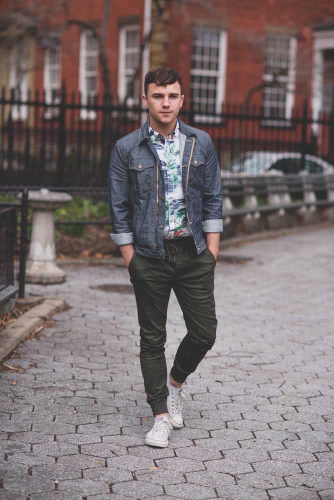A camisa estampada e jaqueta jeans fazem uma ótima combinação com a calça jagger masculina.