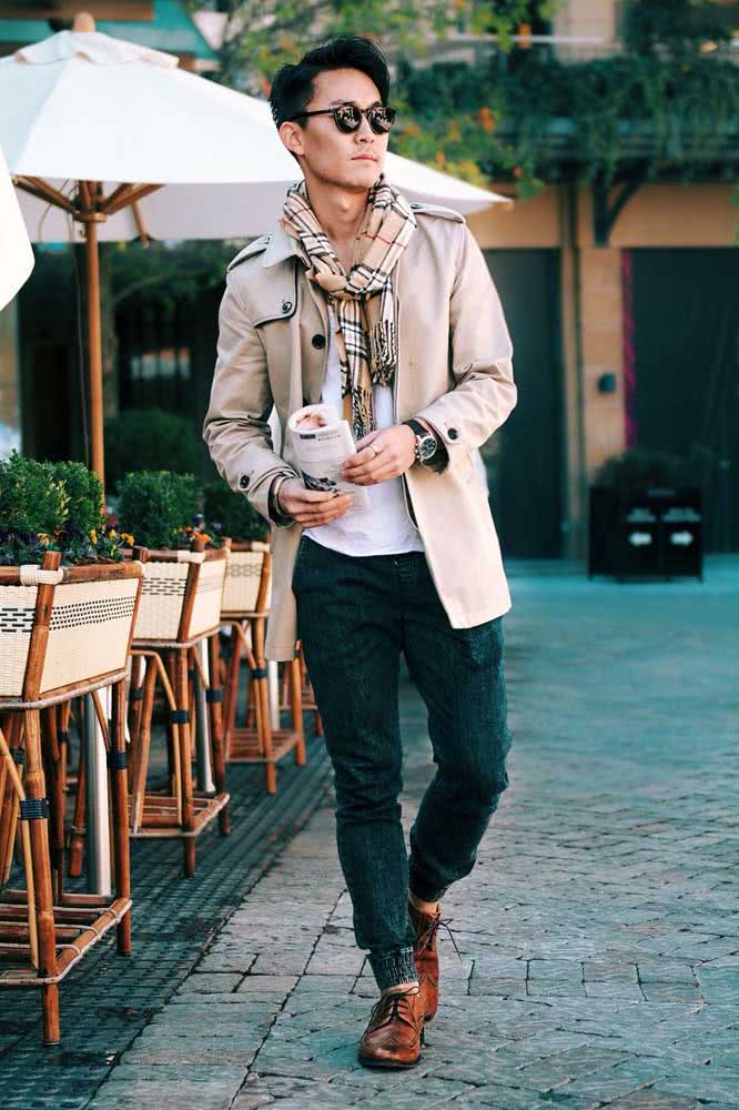 Já para um toque sofisticado, combine sua calça jogger masculina com trench coat, um cachecol xadrez e sapato oxford. 