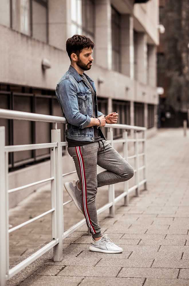 A jaqueta jeans é outra peça coringa para combinar com a calça jogger e conseguir um visual urbano. 
