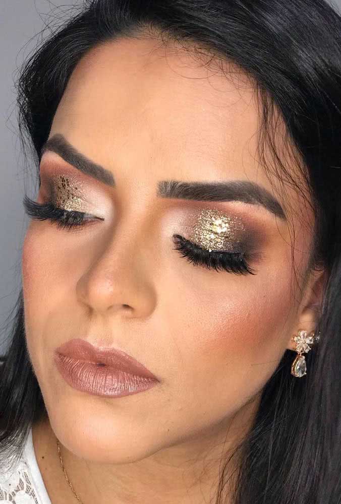 Só um toque de dourado com glitter já faz toda a diferença nesta make com sombra preto e branca esfumada e cheia de profundidade. 