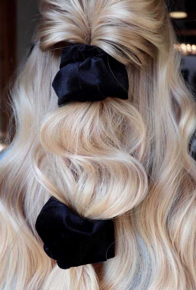 Mais volume para o seu cabelo neste penteado simples semi preso com um rabo de cavalo bolinha com elásticos frufru usando sobre a parte de cima do cabelo. 