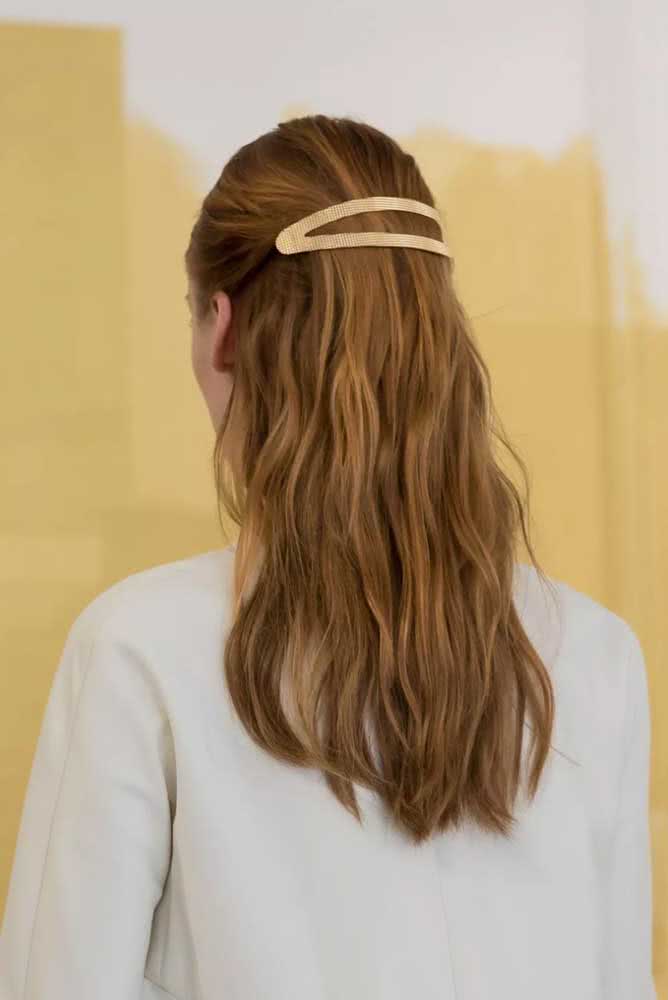 E que tal uma maxi presilha para prender todas as mechas da parte de cima do seu cabelo de uma vez só?