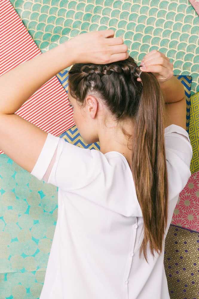 Rabo de cavalo alto com trança embutida na lateral da cabeça é um penteado fácil de fazer e prático para usar no dia a dia.