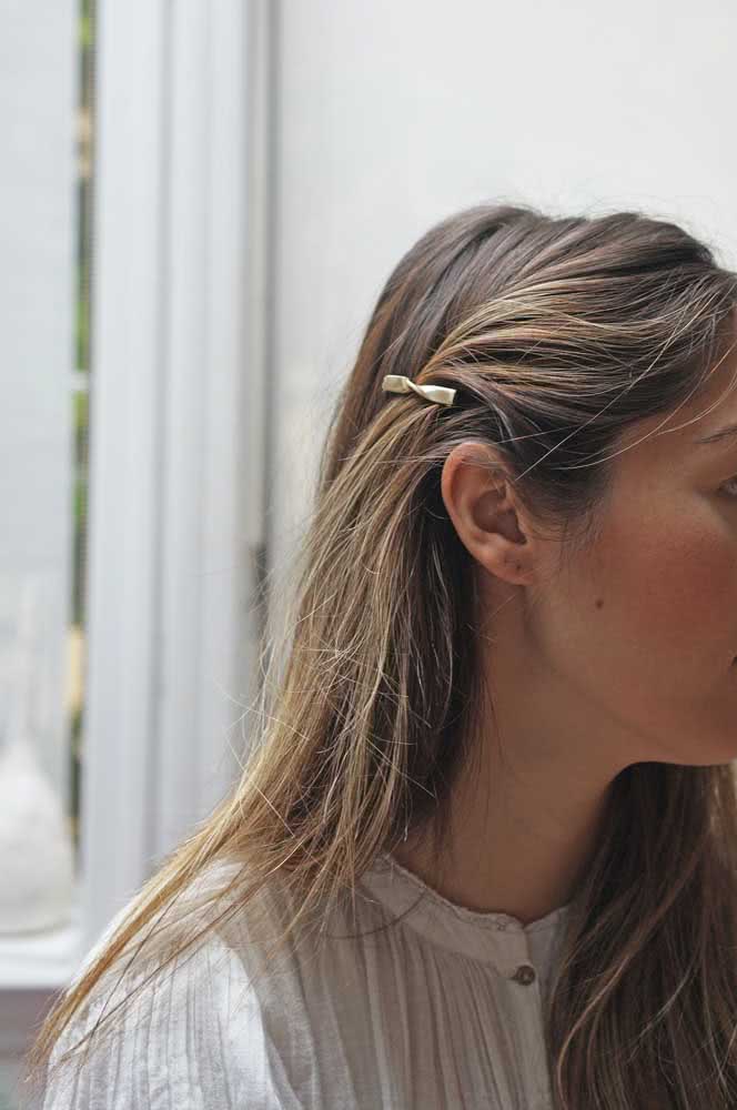 Usar a mecha da frente do cabelo presa na lateral com uma presilha é um penteado fácil e rápido que pode ser usado em qualquer ocasião.