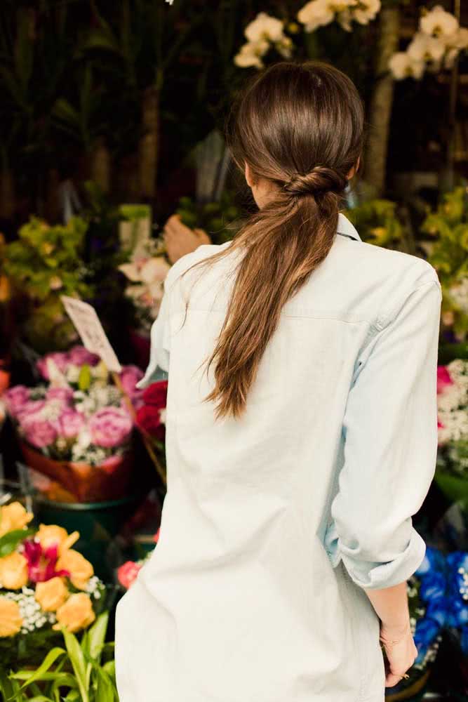 Outra ideia de rabo de cavalo baixo com torção, um penteado fácil e perfeito para incorporar ao look de trabalho. 