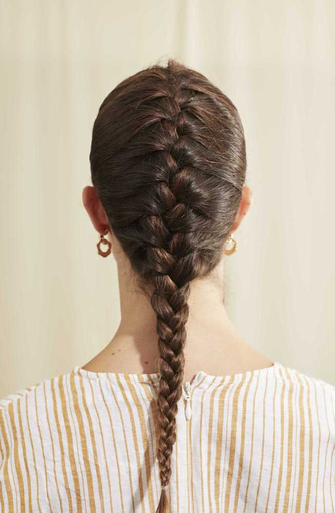 Uma trança central da raíz às pontas do cabelo: uma opção fácil, simples e elegante.