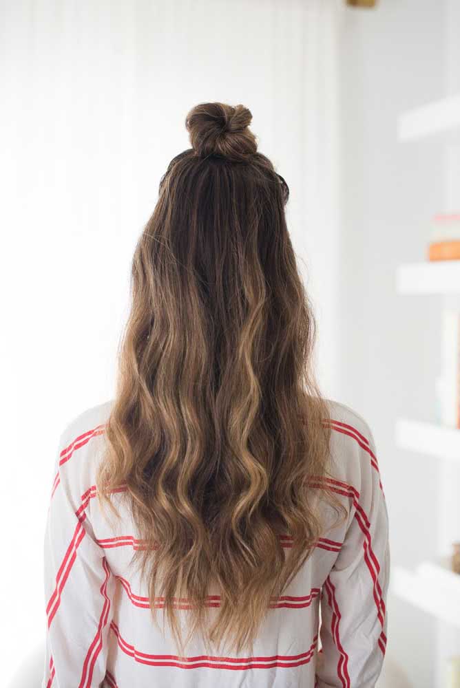 Confira mais uma ideia de penteado semi preso com com half bun para você usar no seu dia a dia.