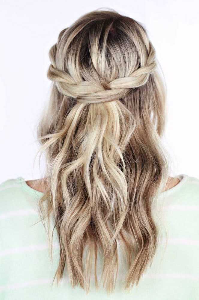 A torção também traz mais textura para este penteado fácil com as mechas da frente se encontrando na parte de trás do cabelo. 