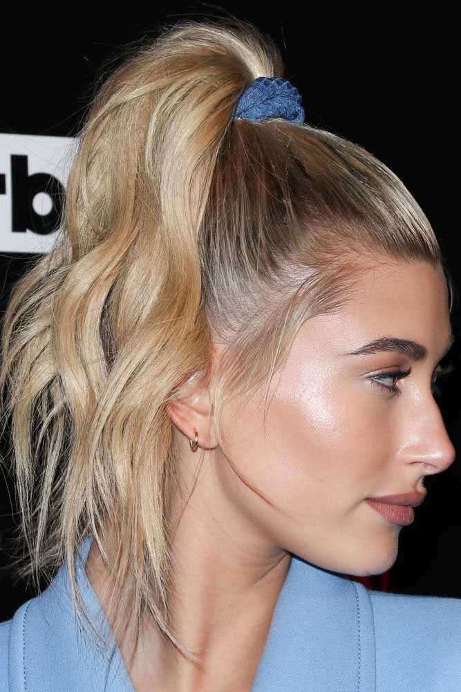 O rabo de cavalo alto é sempre uma boa ideia para criar um penteado fácil e rápido para o dia a dia. Para torná-lo ainda mais interessante, arrase na escolha de um elástico colorido que combine com o seu look. 