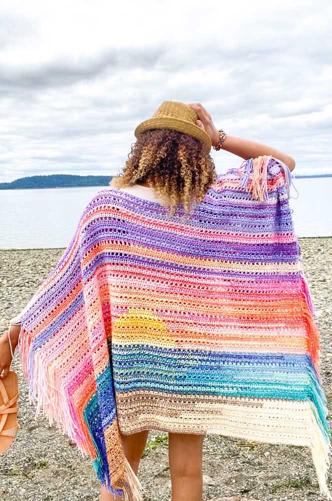Está procurando uma saída de praia artesanal para arrasar no look? Aposte em um poncho de crochê bem leve!