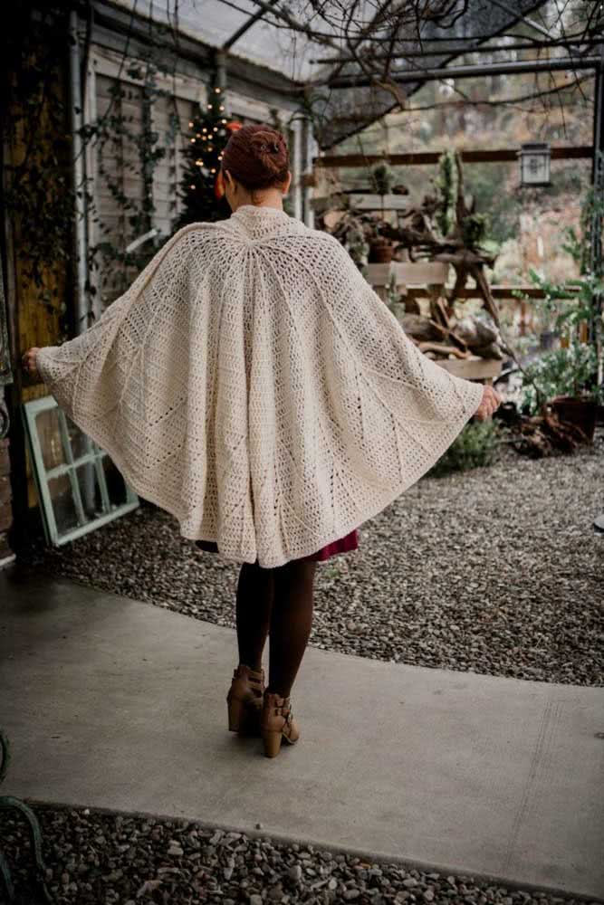 Com um caimento perfeito, este modelo arredondado de poncho de crochê funciona como uma sobreposição, deixando o visual romântico e cheio de delicadeza. 