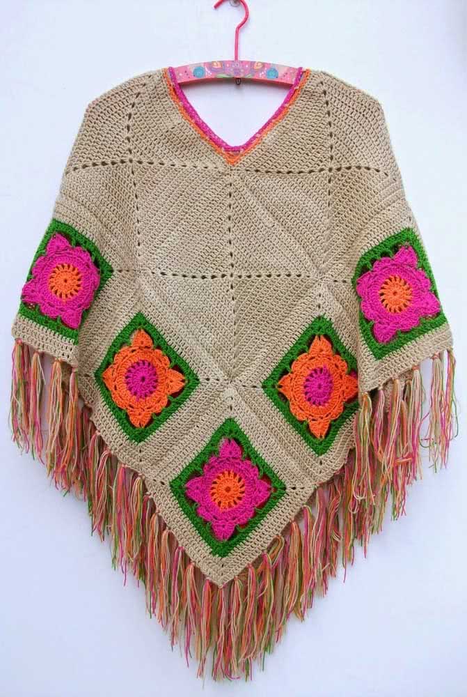 Squares com dois desenhos diferentes e muita franja na barra fazem este poncho de crochê se destaque em qualquer look em que for inserido. 