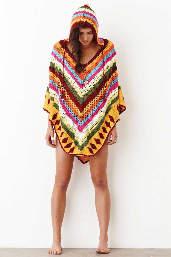 Este poncho de crochê com capuz bem colorido é outro exemplo para incorporar ao guarda-roupa. 