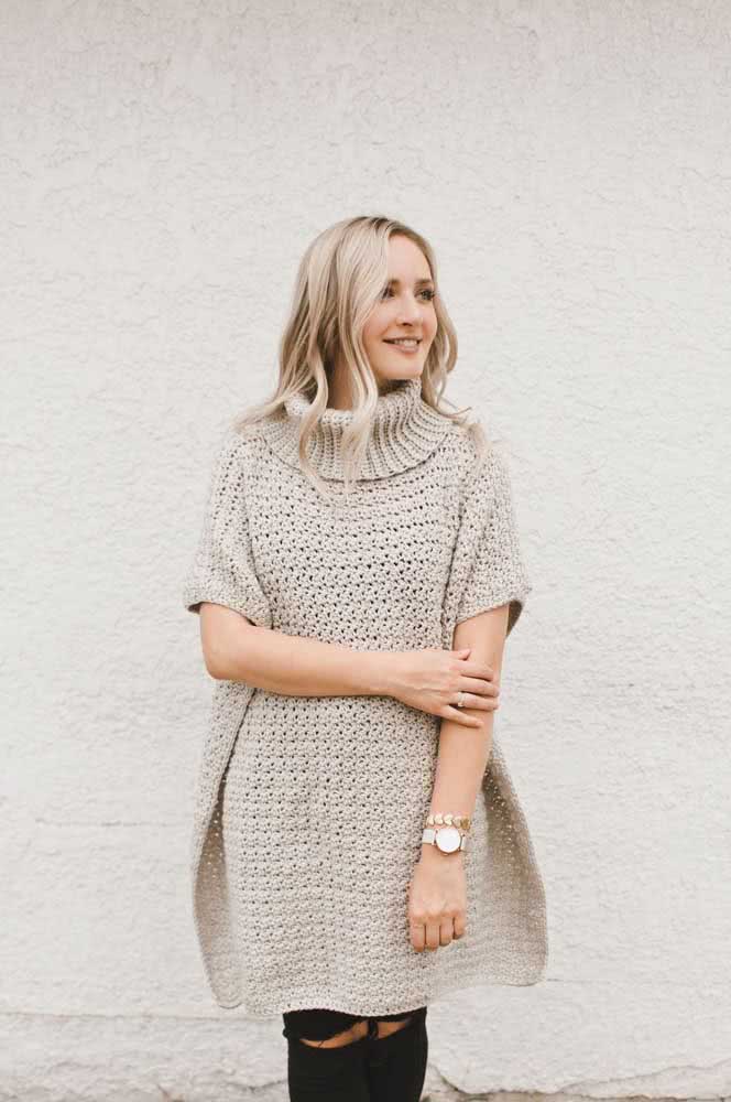 Perfeito para diversos estilos, desde o formal até o casual, este poncho de crochê retangular fica com aparência de uma blusa alongada.