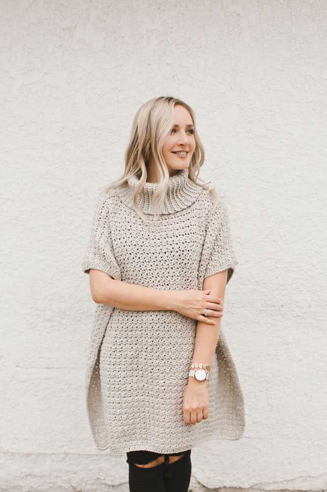 Perfeito para diversos estilos, desde o formal até o casual, este poncho de crochê retangular fica com aparência de uma blusa alongada.