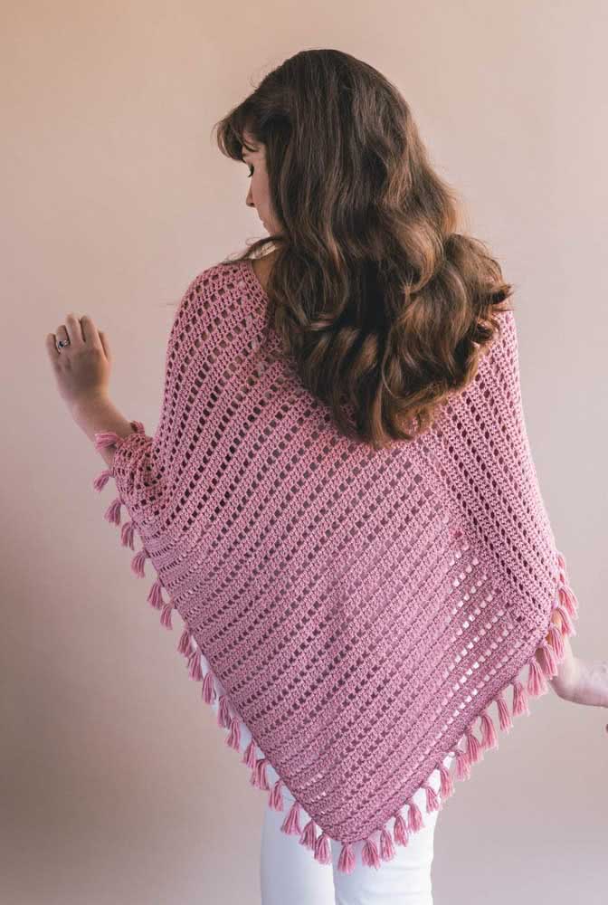 Se tivéssemos que descrever este poncho de crochê rosa em duas palavras seriam: romântico e delicado.