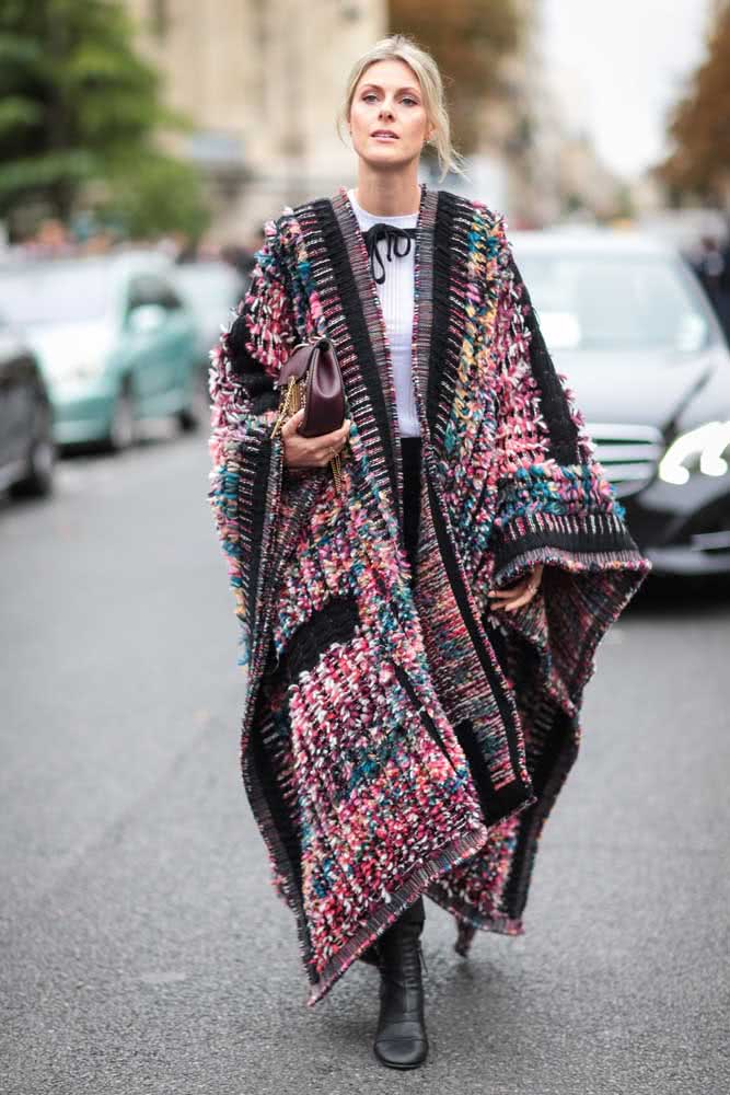 Inspire-se neste look com um maxi poncho de crochê aberto, que vai até o tornozelo e traz mais cor e ousadia para o visual P&B. 