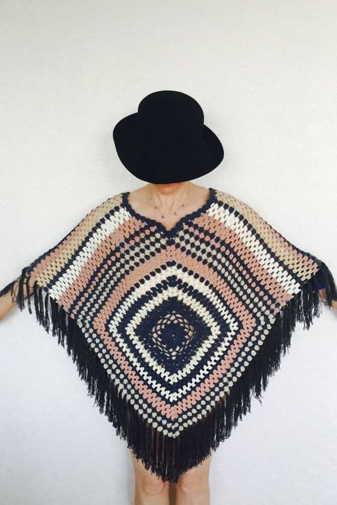 Poncho de crochê com desenho quadrado simples e cheio de estilo.