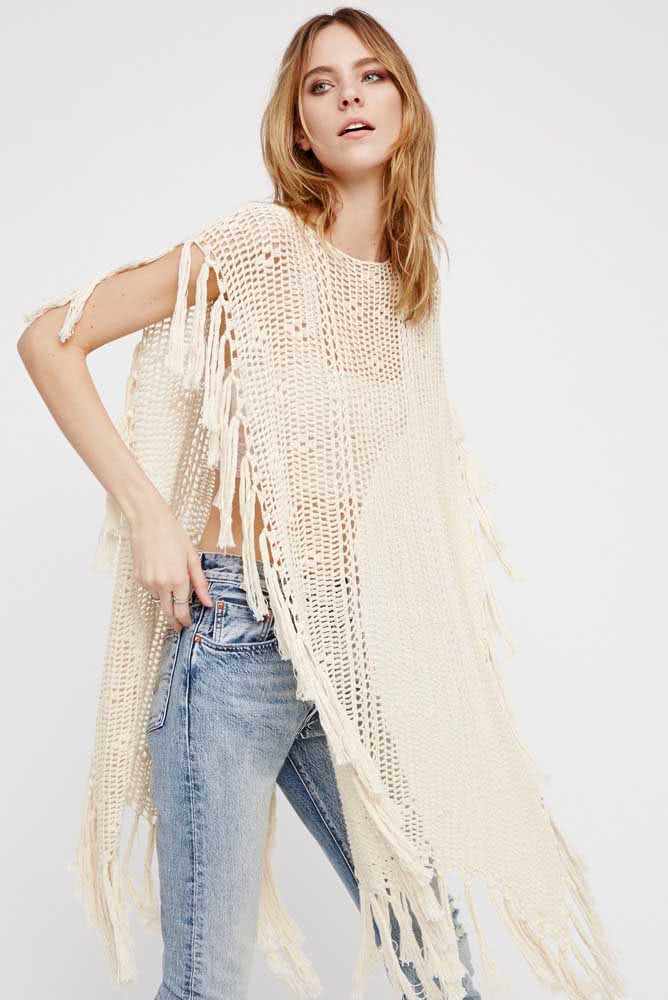 E quem disse que poncho não combina com o guarda-roupas de verão? Confira uma ideia super delicada para usar nos dias mais quentes por cima de um top ou cropped. 