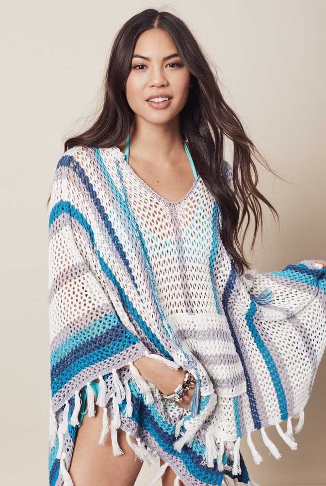 Em tons de azul, cinza e branco, um poncho de crochê perfeito para usar como saída de praia e curtir o verão. 