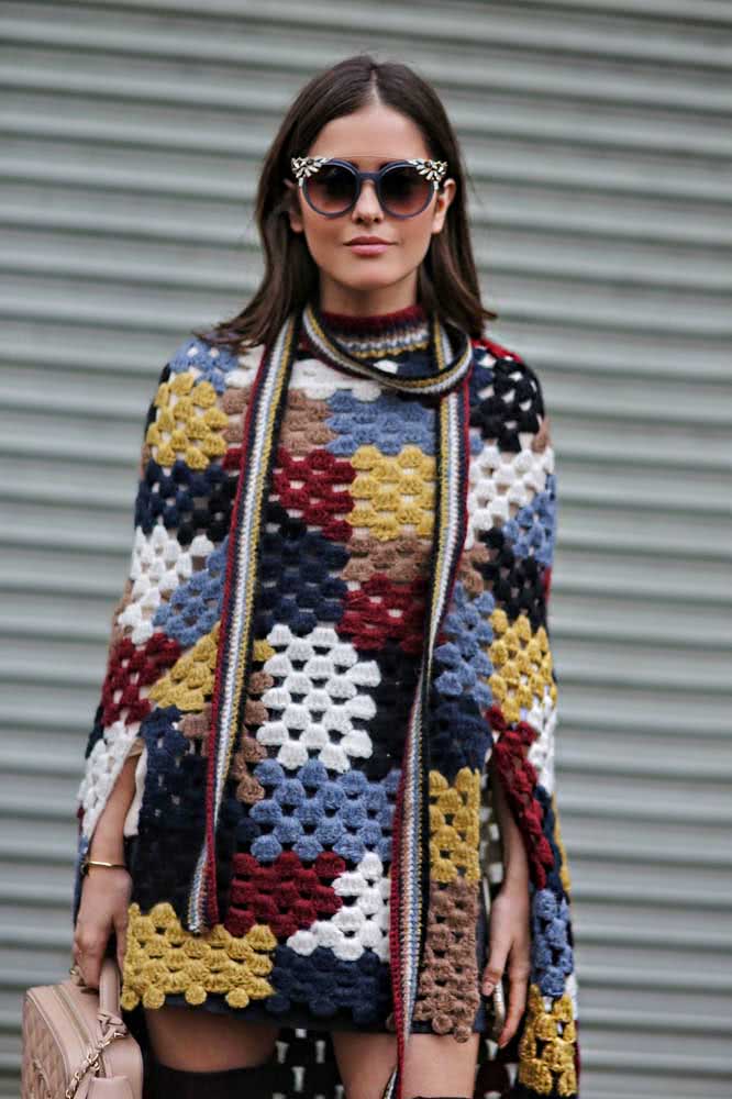Para um look fashionista, um poncho de crochê feito com squares coloridos.